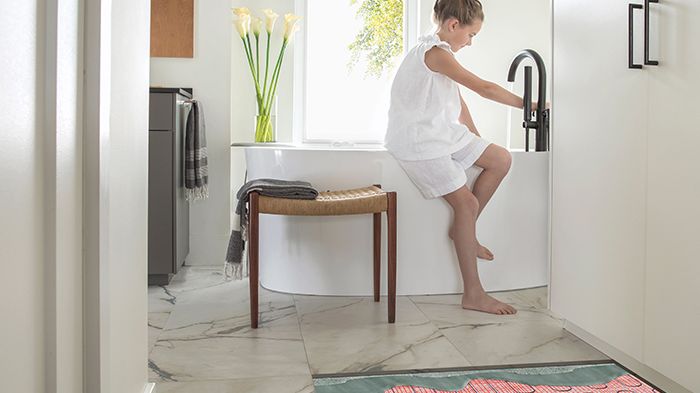 Nya QuickNet golvvärmematta förläggs under klinker och natursten. QuickNet 90 kan även förläggas under trägolv, parkett och laminat. 