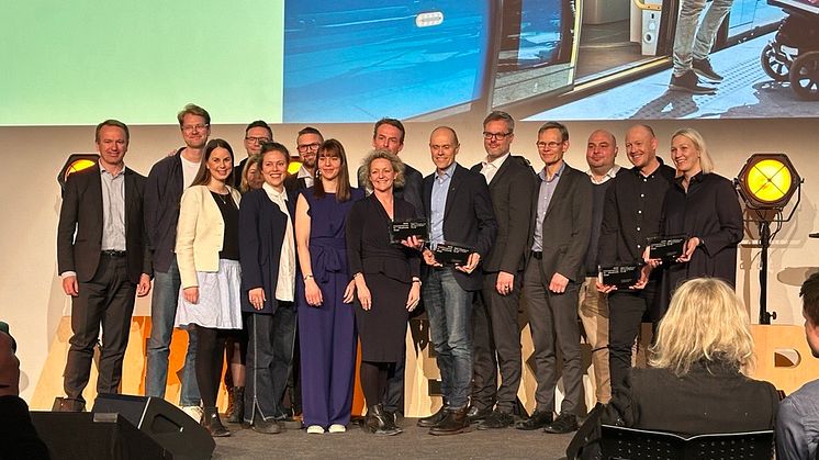 Mottar pris på scenen_Sporveien_Ruter_Designit