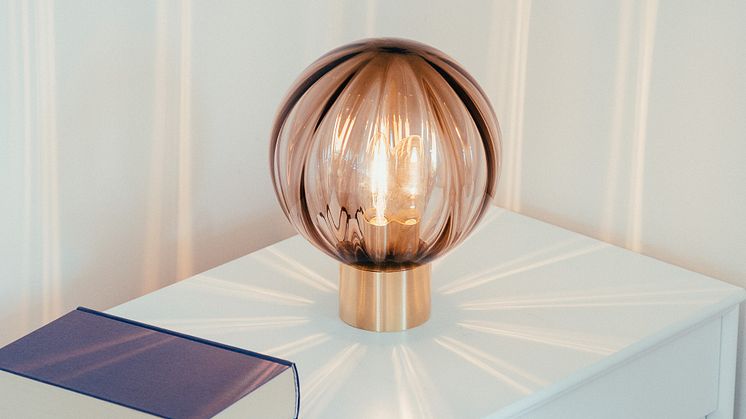 Nyhet - krystallkule bordlampe med messing sokkel