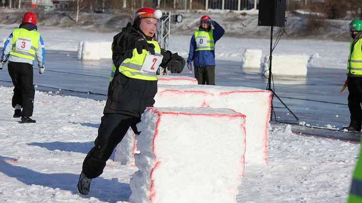 Blåsigt när årets upplaga av SM i Yukigassen invigdes