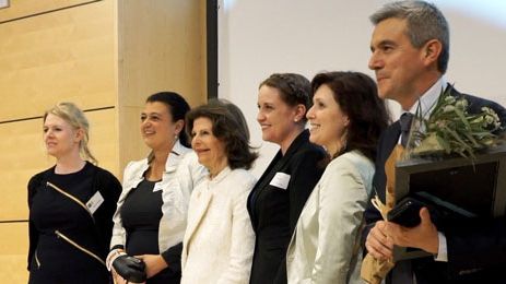 Swecares vd Maria Helling tillsammans med drottning Silvia, statssekreterare Maja Fjaestad och 2018 års vinnare Cambio Healthcare Systems.