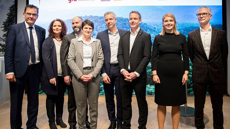 Stefanie Schönherr (2.v.l.), Nachhaltigkeitsmanagerin im dm-Produktmanagement, bei der Unterzeichnung der Selbstverpflichtung zu existenzsichernden Einkommen und Löhnen bei der „Internationalen Grünen Woche“. © GIZ/photothek.de