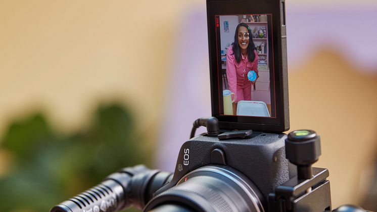 EOS R50_lifestyle-vari-angle-screen-