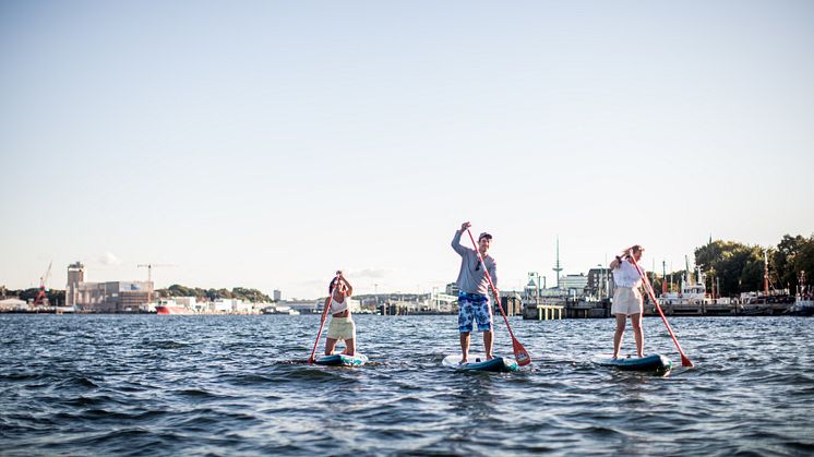 Beim SUP Firmencup gilt es den ausgelegten Tonnenparcour als Staffel zu absolvieren