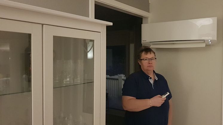 Gunn Moaksen fra Nordkjosboten kuttet strømregningen betydelig etter at hun fikk installert varmepumpe i boligen sin.