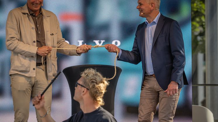 Öresundskrafts vd Anders Östlund och Stefan Strand, vd Volvo Lastvagnar Sverige, knyter banden och inviger Sveriges största, publika laddstation för lastbilar. Foto: Johan Lilja.