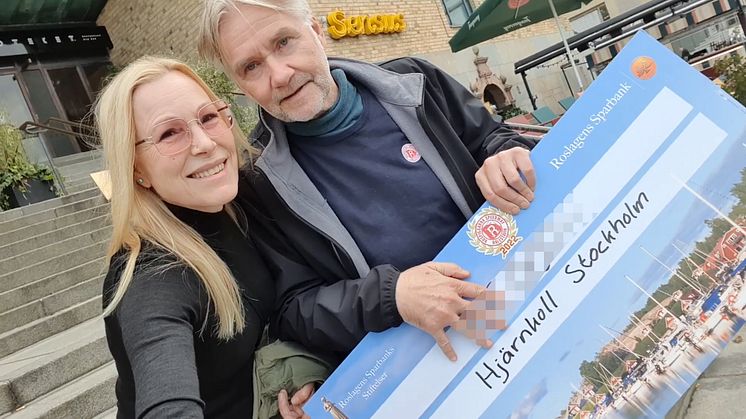 Hjärnkoll Stockholms verksamhetschef Lou Rehnlund med Rospiggarna Speedways ordförande Per Nohr
