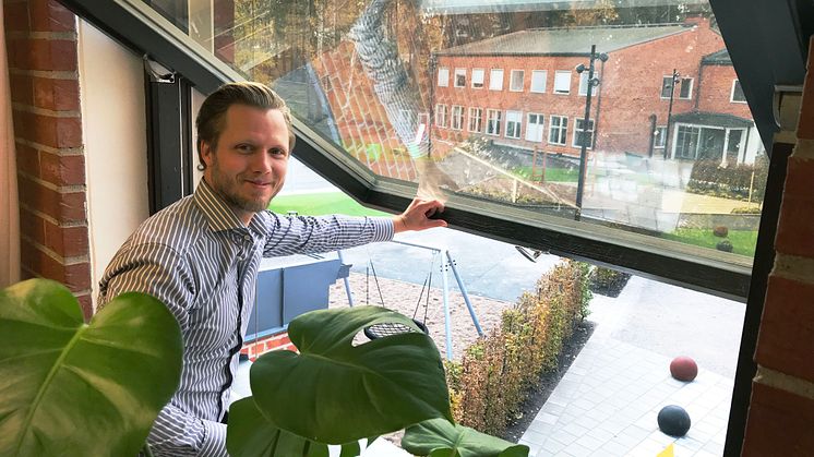 Rektor Mattias Lingeskog visar upp den nya skolgården från sitt fönster.