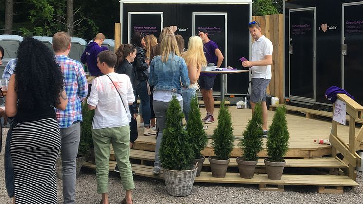 OverOslo 2018 - Geberit AquaClean utfordrer toalett-trengende festivaldeltagere til å trykke på knappen for første gang - og få vasket baken med rent, temperert vann.