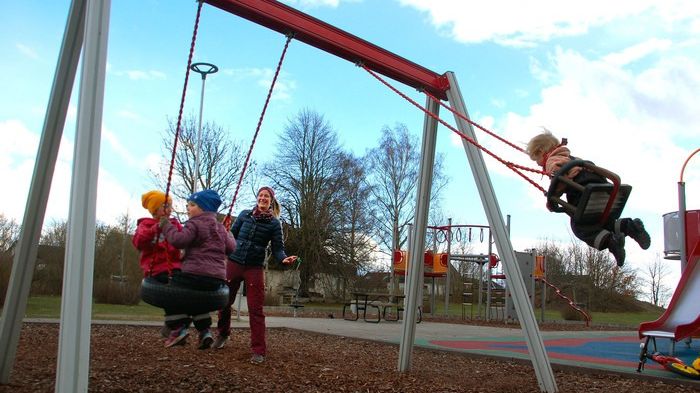  Anne Frandsen och hennes barn är flitiga besökare av lekplatsen vid Ramshögsvägen i Döjsebro. Tack vare Annes e-förslag har lekplatsen fått belysning och dessutom kommer fler lekplatser att ses över för att kunna användas mer.