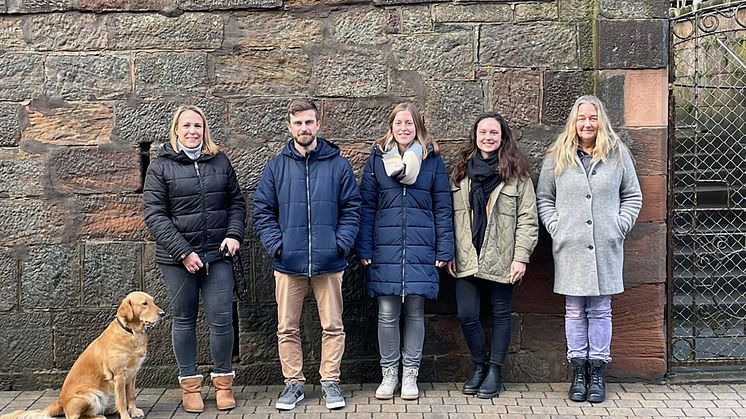 Sind für die Bewohnenden während der Feiertage da (von links): Therapiehund Nala, Stephanie Woelke, Samuel Hölscher, Stella Löber, Theresa Feldpausch und Carmen Specht. 