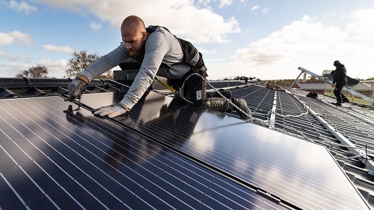 I undersökningen "Svenskar och hållbarhet 2021" ställs frågan ”vilka företagsbranscher tror du arbetar mest aktivt med hållbarhetsarbete idag” och 49 % svarar energibranschen, följt av avfallsbranschen (39 %). Foto: Timo Julku.