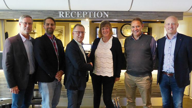 Avtalet klart! Fr v Dan Idehed, marknadsområdeschef, Martin Nilsson, proj. ledare, Eric Stuart, affärsområdeschef, Yvonne Johansson, ordförande  Brf Sagogården, Thomas Groth, vice ordförande och Martin Lyrdal, projektchef.