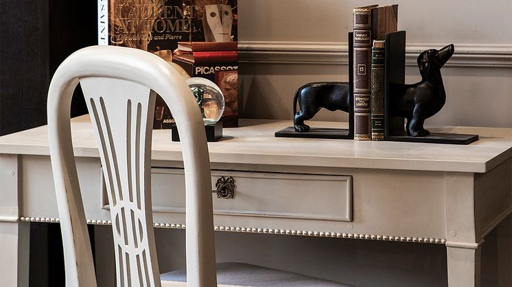 Stol, skrivbord och bokstöd i vacker design från Oscar & Clothilde.