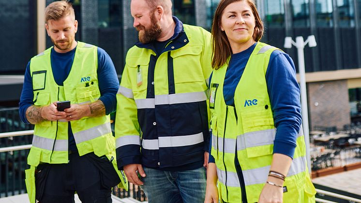 Arelaisten keltainen työvaatetus