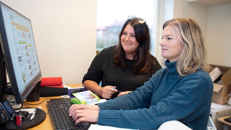 Socialrådgivarna Jenny Kristinsson (t.v) och Hanna Hammar (t.h) är i färd med nästa års planering.