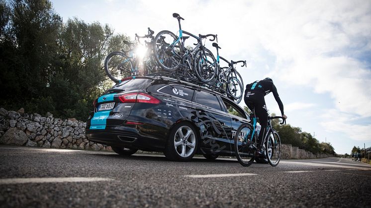 A Ford bejelenti együttműködési szándékát a Team Sky csapattal; a vállalat lesz az elit kerékpárcsapat exkluzív autó- és haszongépjármű-szállítója