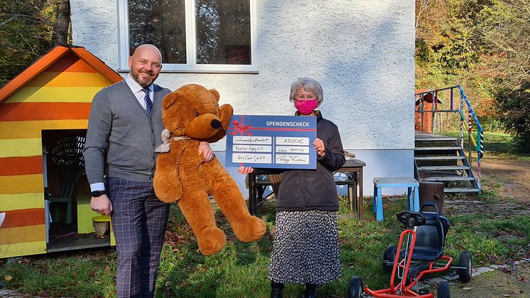 Geschäftsführer Ronny Thiers und Christine Börnervom Kinderhospiz Bärenherz präsentieren stolz den Spendenscheck