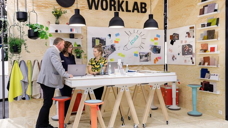 Der Bedarf an neuen Formen von Begegnungs- und Kommunikationsflächen bescherte der Büromöbelbranche 2022 ein deutliches Umsatzwachstum. Bild: Koelnmesse