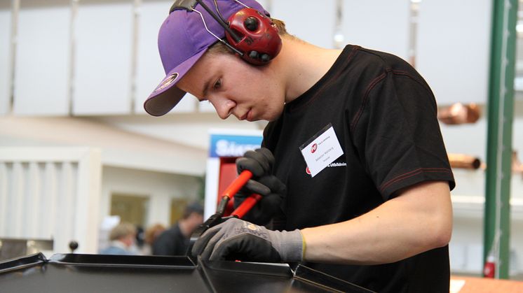 Sebastian Wahlberg under arbete i finalen, "SM för unga plåtslagare 2013".