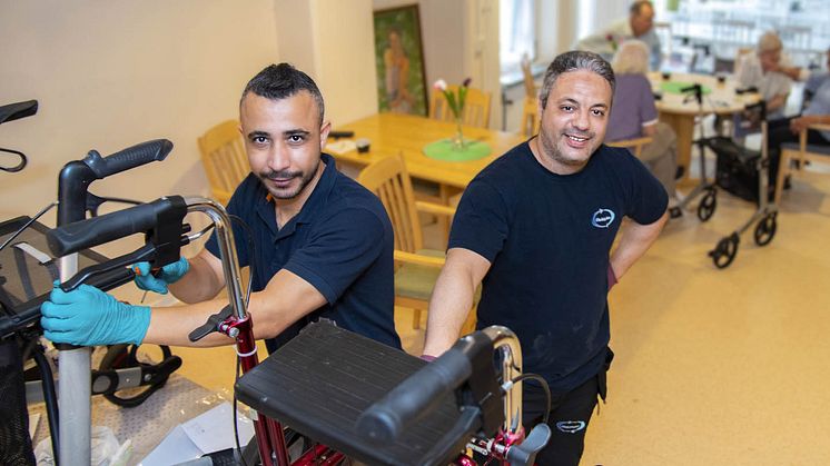 Hjälpmedelsteknikerna Ahmed Elsheiry och Mohamed Ismail från kommunalförbundet Medelpunkten såg till att rollatorerna rullade perfekt igen.