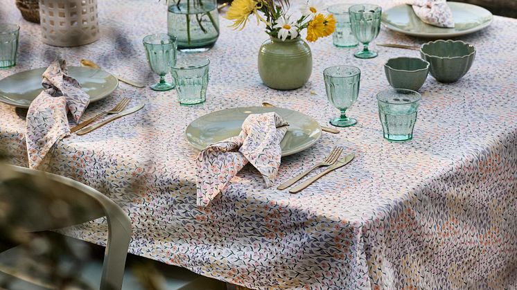 Klassisk midsommar med blommor och blad