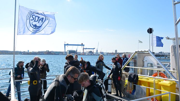 Acht Taucher der Seekuh suchten heute den Meeresgrund der Badestelle vor dem Camp 24/7 gründlich nach Müll und Unrat ab