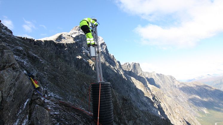 Mannen: Atle Gerhardsen i GNSS-mast på ettersyn. Utføres årlig. 