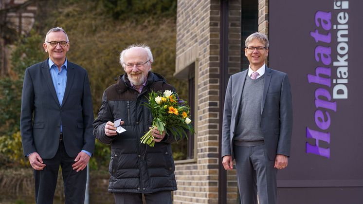 Zum Abschied in den Ruhestand mit dem Goldenen Kronenkreuz der Diakonie ausgezeichnet: Hephata-Vorstand Klaus Dieter Horchem mit dem Aufsichtsratsvorsitzenden Eberhard Lindig (links) und Dr. Harald Clausen, Vorstand der Diakonie Hessen.