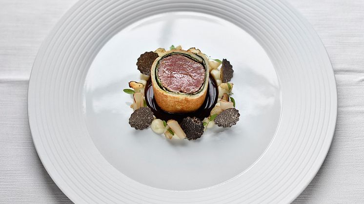 Zweiflingen: Le Cerf Sterne-Gourmetrestaurant på Wald- und Schlosshotel Friedrichsruhe,  kalvefilet, sort trøffel, tramezzini og Selleri
