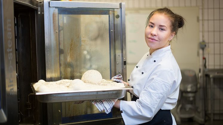 Linn Lönnebrink, årskurs 1 på Lärlingsutbildningens Restaurang- och livsmedelsprogram inriktning kök och servering. 