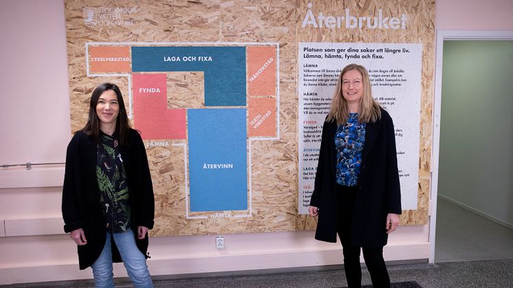 Karin Sundin, teknisk utredare Stockholm Vatten och Avfall och Katarina Luhr, miljöborgarråd i Stockholm i Återbrukets nya lokaler.