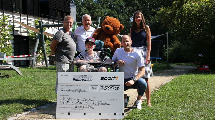 Lutz Barchfeld, Jörg Matheis (Vorstansmitglied des Kinderhospiz Bärenherz Leipzig. e.V.), Ulrike Herkner, Geschäftsführerin des Vereins mit Philipp Barchfeld und RB-Torwart Peter Gulasci
