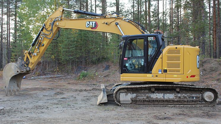 Cat 325_från sidan.JPG
