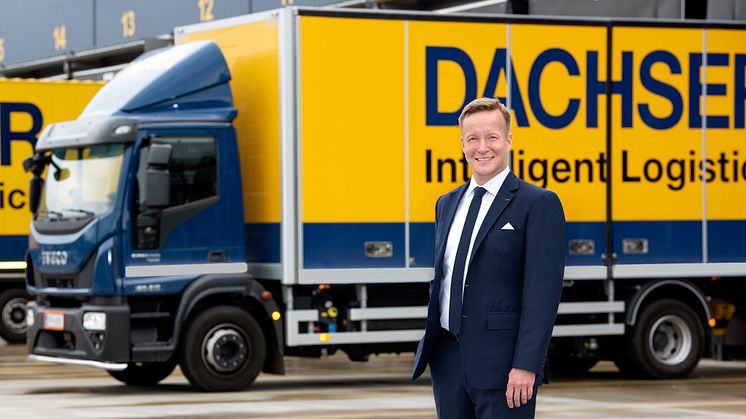 Tuomas Leimio, Managing Director för Dachser Finland European Logistics, framför en av de nya biogaslastbilarna. De nya lastbilarna bidrar till att logistikföretaget kan leverera på ett mer hållbart sätt till hela Helsingforsregionen.