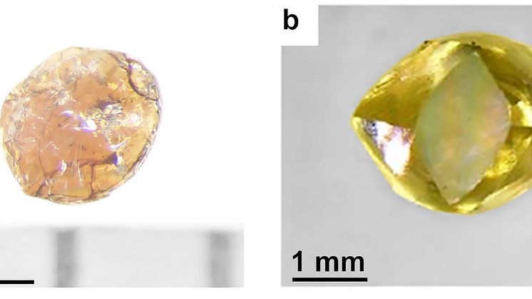 Till vänster (a) är det nya diamantmaterialet med glasstruktur, till höger (b) en typisk diamantkristall syntetiserad av grafit under tryck. Den gulgröna färgen hos diamantkristallen kommer sig av att den är förorenad av kväveatomer. Foto: Mingguang