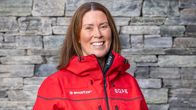 Camilla Sundqvist röd jacka liggande.jpg