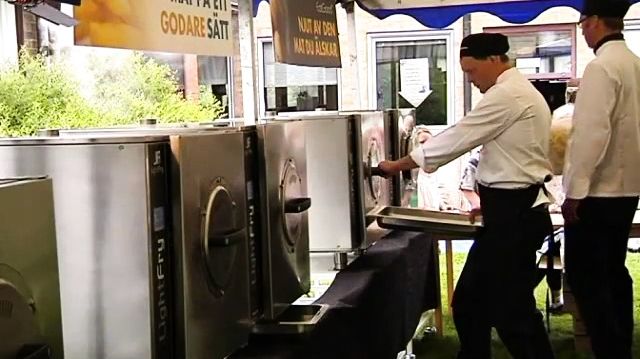 EatGood serverar pommes frites på Engelbrektskolan i Borås