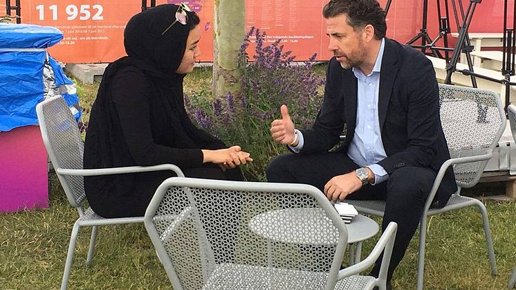 Fatemeh Khavari och Mikael Ribbenvik i Almedalen 2017. Fatemehs bror hade fått asyl i Sverige, Fatemeh kom som anhörig. 