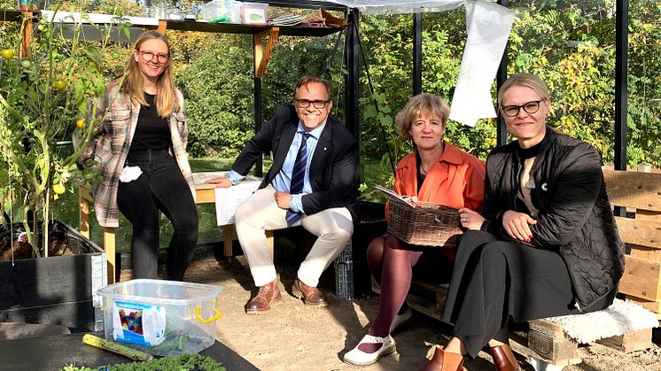 Johanna Gunnarsson, Niklas Wikström, Birgitta Vuorinen och Pernilla Lörner samlade i förskolan Dirigentens fina växthus.