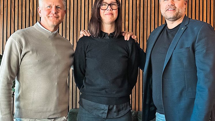 Henric Lööv, VD E-com tillsammans med Therese Jacobssson, COO, Tell och Per Gabrielsson, VD Tell Sverige AB 