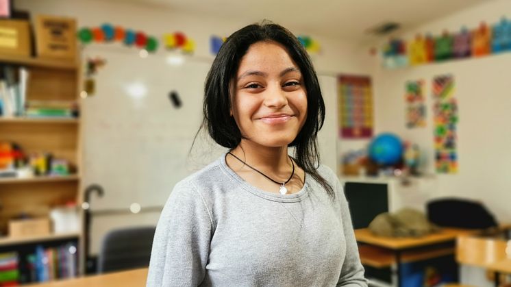 Mira, 14 år, är ett av de barn som får gå i skolan under tiden som hon befinner sig i Bosnien. Hon har flytt från Syrien med sin familj och målet är att ta sig till Tyskland. 