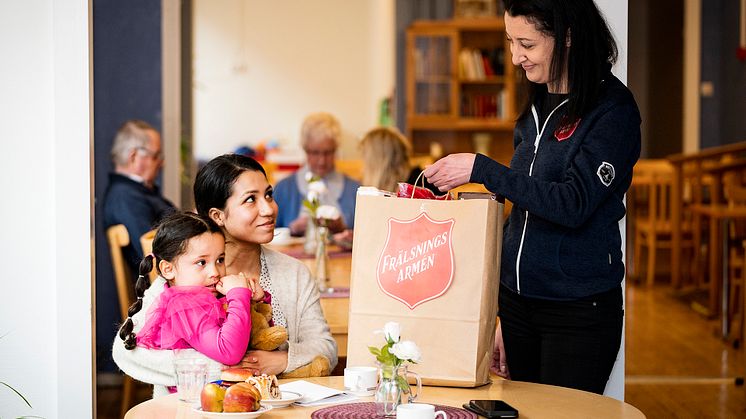 Frälsningsarmén möter ett ökande antal hjälpsökande på sina kårer och sociala center, bland annat ensamstående föräldrar och äldre. Foto: Jonas NImmersjö, kampanjbild.