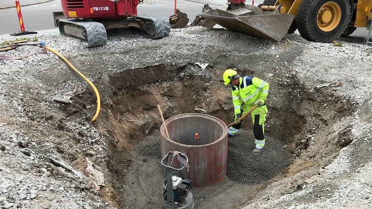 Förarbete inför installationen av konstverket och industriminnet TURBIN pågår i södra rondellen. Foto: Linde energi