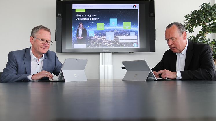 (from left to right) CTO Roland Bent and CEO Frank Stührenberg also answered customer questions in a live chat