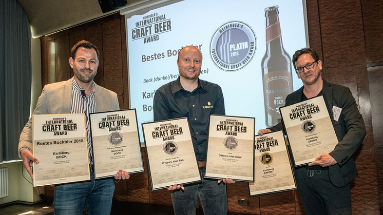 Marketingleiter Markus Broßette (von links nach rechts) und Betriebsleiter Darko Zimmer freuen sich über die Auszeichnung der Karlsberg-Biere. Benjamin Brouer (rechts) vom Meininger Verlag überreichte die Urkunden. Foto: adlumina / Ralf Ziegler