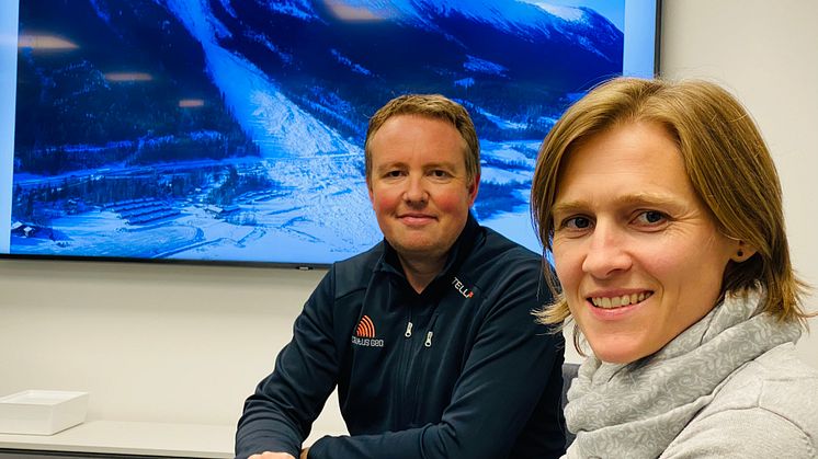 CTO Lars Krangnes og prosjektleder Ragnhild Lie. Bildet bak viser raset i Lom 25. februar 2020.