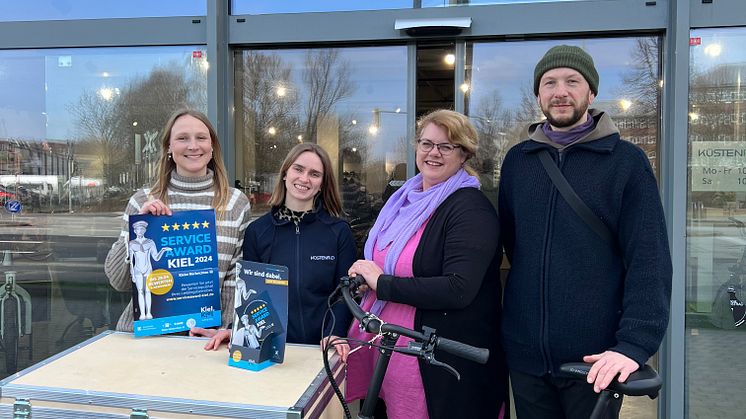 Die erste Gewinnerin beim Kieler Service Award gibt es bereits. Britta Janzen hat das E-Lastenrad, zur Verfügung gestellt von Küstenrad, gewonnen!