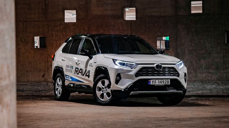 På topp: Toyota RAV4 Hybrid. Foto: DroneNord/Nordvik AS.