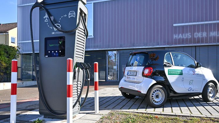 Die neue DC-Ladesäule in Neusäß ermöglicht mit einer Leistung von bis zu 150 Kilowatt das schnelle Laden eines E-Fahrzeugs. 